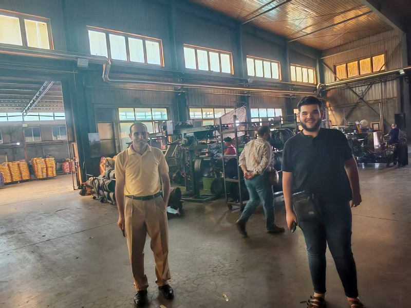 मोटरसाइकल टायर र भित्री ट्युबहरूले कारखाना भ्रमणको क्रममा इजिप्टियन ग्राहकबाट मान्यता प्राप्त गर्दछ